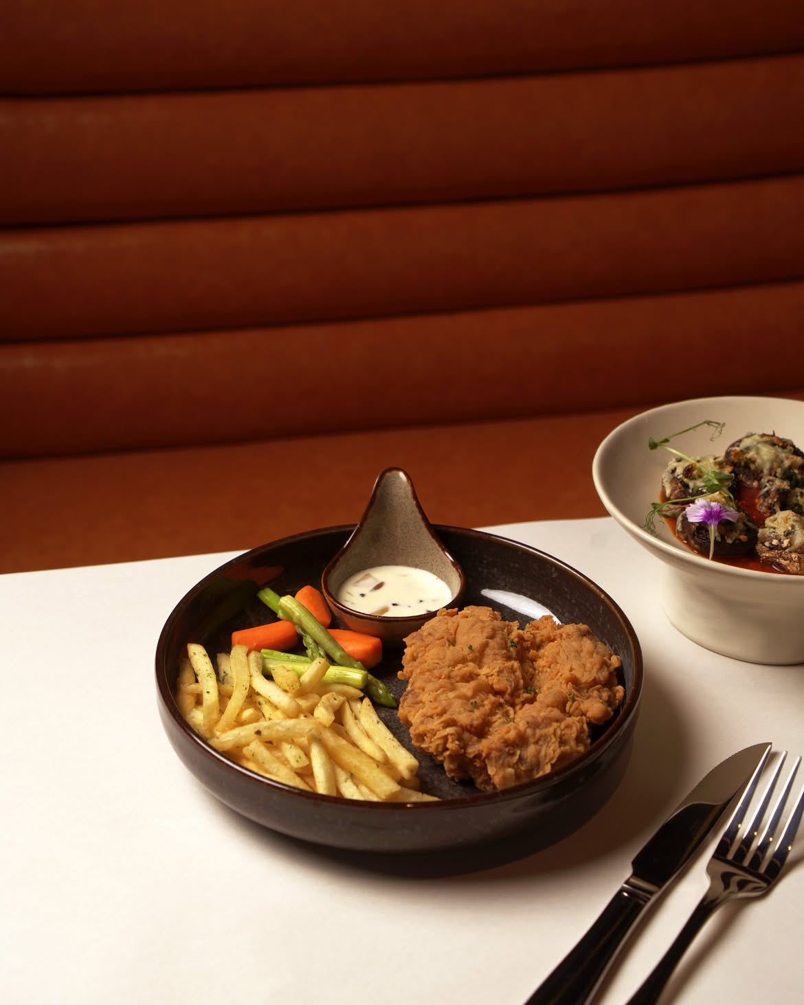 Crispy chicken with fries, vegetables and mushroom sauce